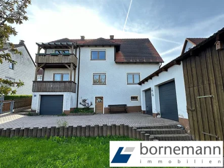 Haus Westansicht  - Haus kaufen in Auerbach - Tolle Fernsicht! Freies 2-Familienhaus  mit schönem Garten + 3 Garagen!