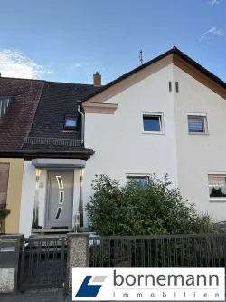 Hausansicht - Haus kaufen in Nürnberg - Ziegelstein, gesuchte Lage! Vermietetes RMH mit Anbau, großer Terrasse + schönem SW-Garten!