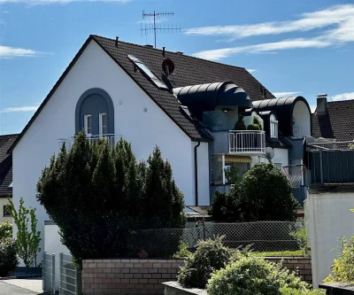 Hausansicht - Wohnung kaufen in Schnaittach - Außergewöhnliche, lichtdurchflutete DG-ETW mit Galerie + 2 Balkonen + Garage!