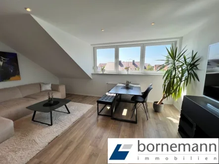 sonniger Wohnberecih - Wohnung kaufen in Nürnberg - Ausbau 2020! Zeitgemäße 2-Zi.-DG-ETW mit 70 m² Garten, Wohnküche + Stellplatz!