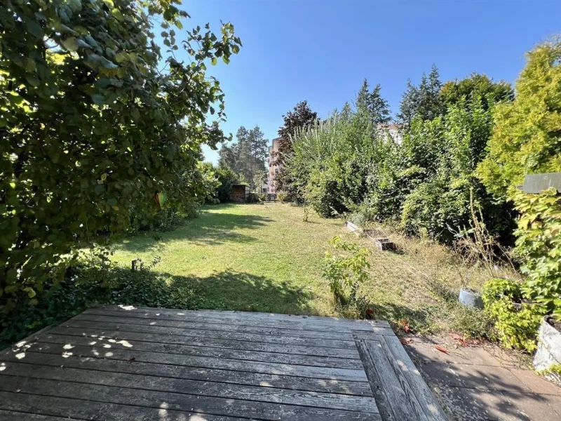 Terrassenblick in den weitläufigen Garten