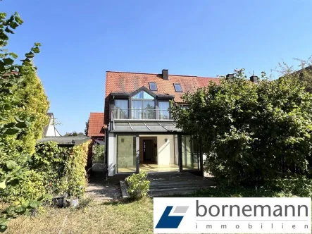 Hausansicht - Haus kaufen in Nürnberg - N-Süd! Freie DHH mit Wintergarten, Dach-, Gartenterrasse + Garage!