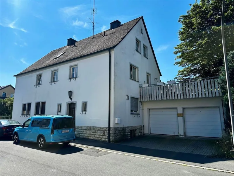 Haus mit Doppelgarage und Terrasse