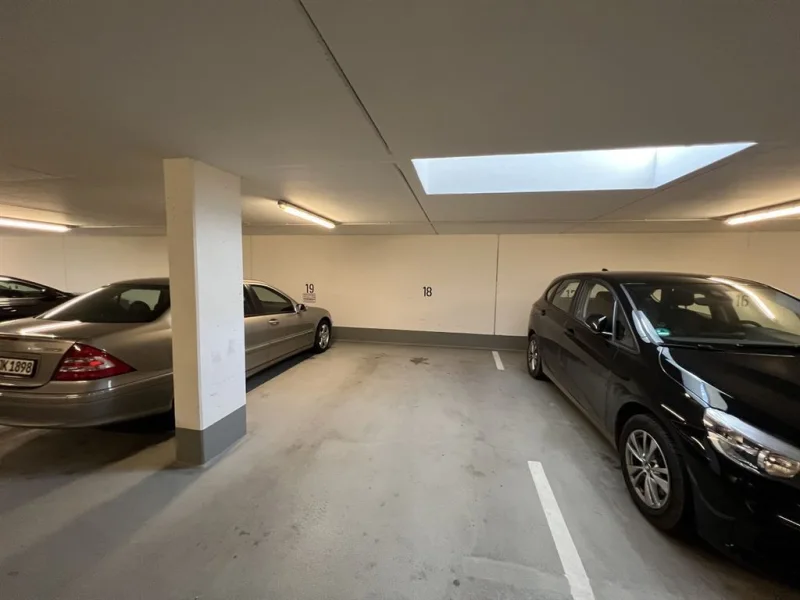 Tiefgaragenstellplatz 18