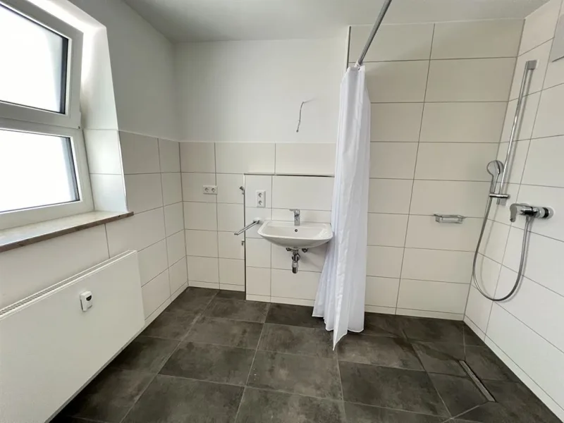 Tageslichtbad mit großer Dusche