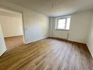 Schlafzimmer mit Blick zum Wohnbereich