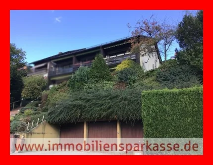 Ansicht mit Garagen - Haus kaufen in Bad Herrenalb - Viel Platz für Ihre Familie!