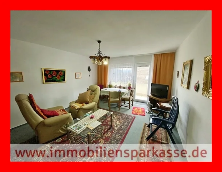 Wohnzimmer mit Balkonzugang - Wohnung kaufen in Bad Herrenalb - Ruhig und sonnig wohnen!