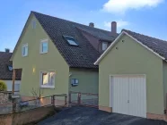 seitliche Ansicht mit Garage