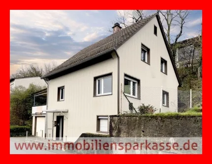 Hausansicht von der Straße - Haus kaufen in Kämpfelbach - Kleines Häuschen mit vielen Möglichkeiten!