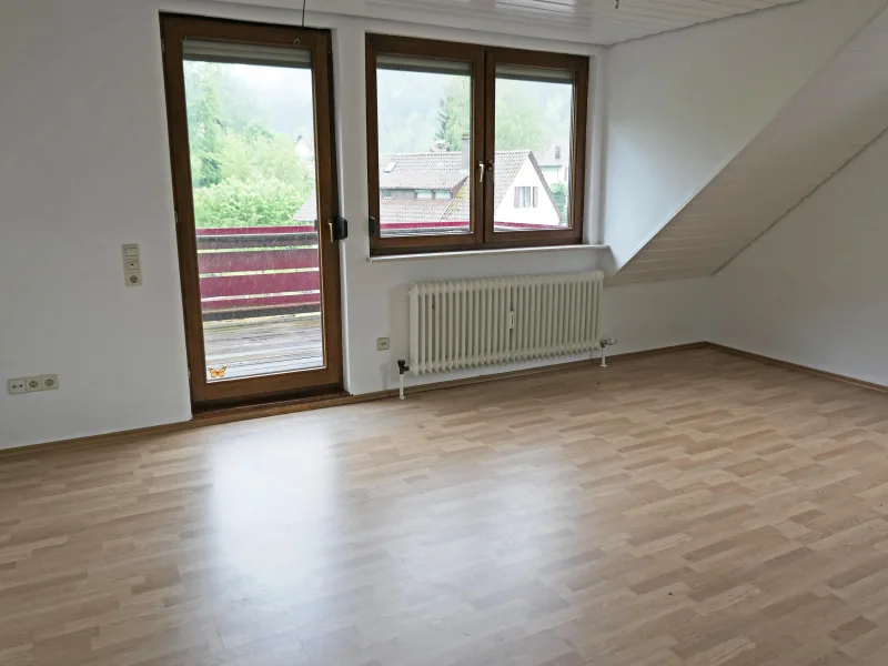 Wohnzimmer mit Balkon DG