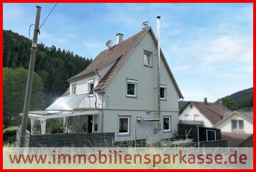 Hinteransicht Wohnhaus - Haus kaufen in Bad Wildbad - Platz für die ganze Familie in idyllischer Lage!