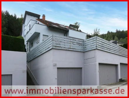 Hausansicht mit Garage - Wohnung kaufen in Höfen - Klasse Maisonettewohnung mit Gartenanteil!