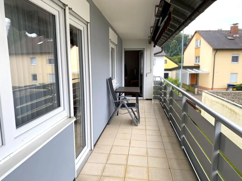 großer Balkon im OG