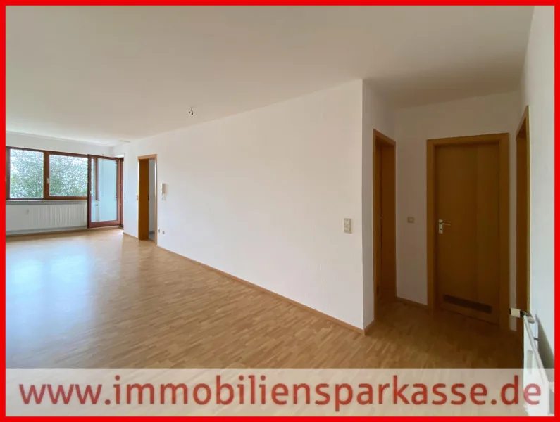 Blick ins Wohnzimmer - Wohnung kaufen in Altensteig - Tolle Wohnung in direkter Schulnähe!