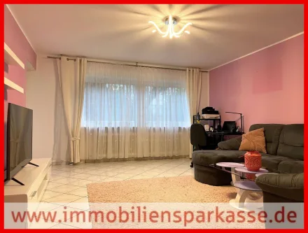 Wohnzimmmer - Wohnung kaufen in Remchingen - Großzügige Wohnung mit Garage und Balkon!