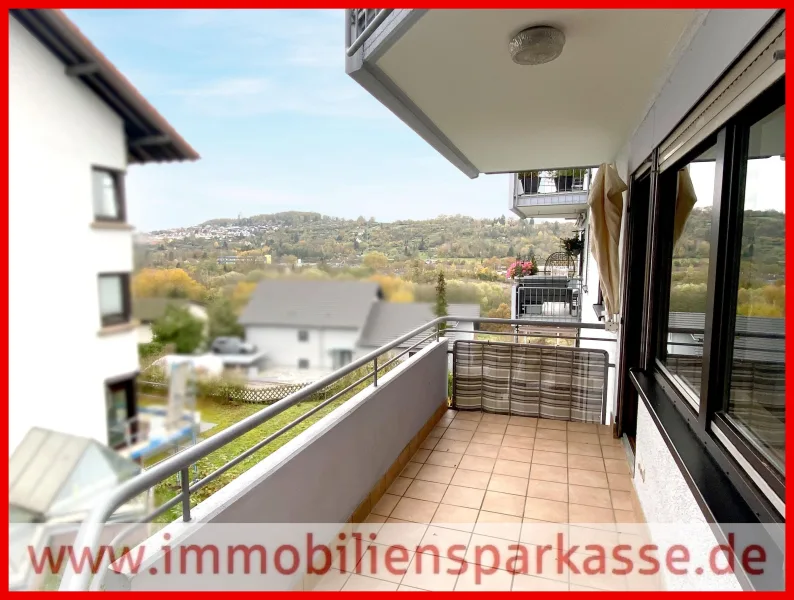 Balkon mit Aussicht - Wohnung kaufen in Pforzheim - Sofort beziehbar und begehrt: Wohlfühlen und die Aussicht genießen!