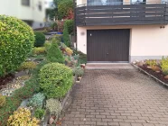 Einfahrt und Garage