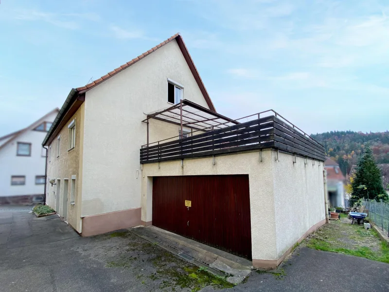 Hausansicht mit Garage