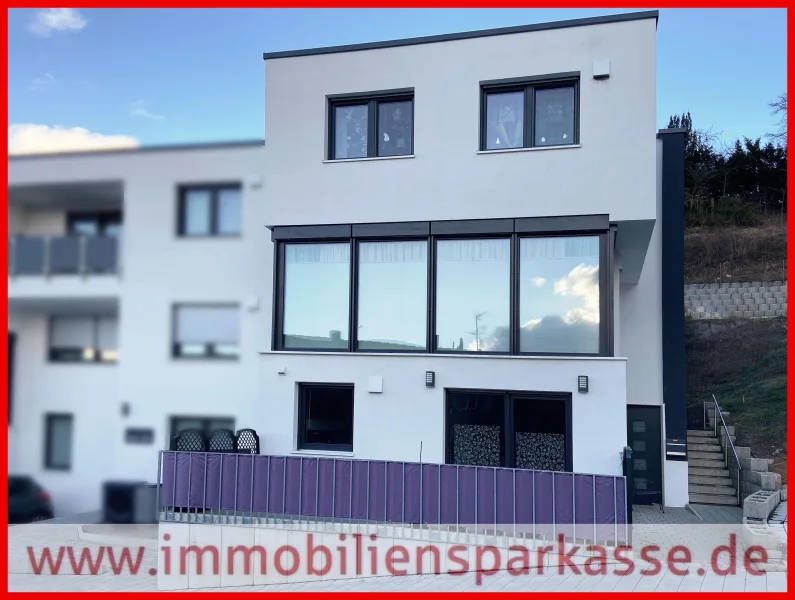 Außenansicht Wohnhaus - Wohnung kaufen in Niefern-Öschelbronn - Neuwertiges Wohnen mit stufenlosem Zugang!