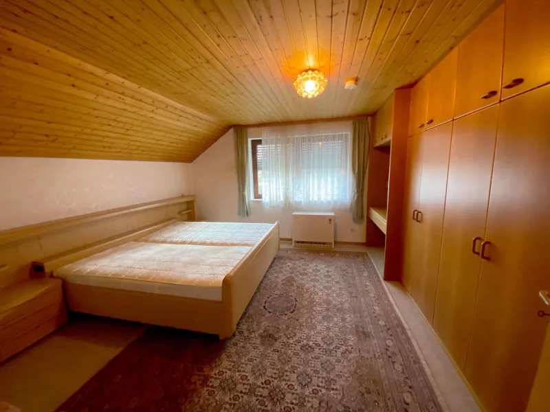 großes Schlafzimmer DG