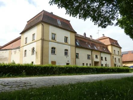Aussenansicht 1 - Haus kaufen in Unterschwaningen - Denkmalgeschütztes Wohnhaus als Teil der historischen Schlossanlage in 91743 Unterschwaningen