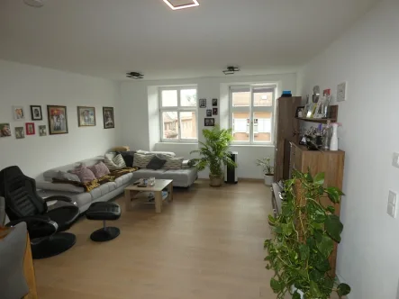 Wohn-Essbereich Ansicht 2 - Wohnung mieten in Dinkelsbühl - Moderne 2,5-Zimmer-Wohnung mit EBK in kernsaniertem Altbau Whg4 - ab 01.09.2024