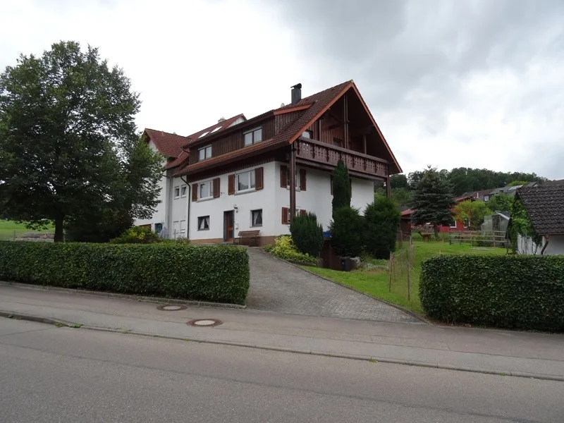 Außenansicht 1 - Haus kaufen in Aalen / Waiblingen - Charmante - Doppelhaushälfte mit zwei Wohnungen, Garten in Aalen-Waiblingen