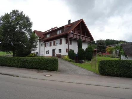 Außenansicht 1 - Haus kaufen in Aalen / Waiblingen - Charmante - Doppelhaushälfte mit zwei Wohnungen, Garten in Aalen-Waiblingen