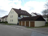 Wohnhaus und Garagen