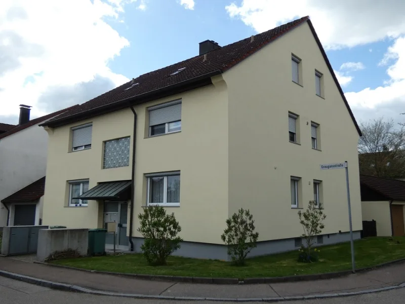 Wohnhaus Außenansicht - Wohnung kaufen in Dinkelsbühl - Für Anleger: 2,5-Zimmer - Erdgeschoss - Wohnung in gepflegtem 4-Familienhaus mit Ausbaureserve