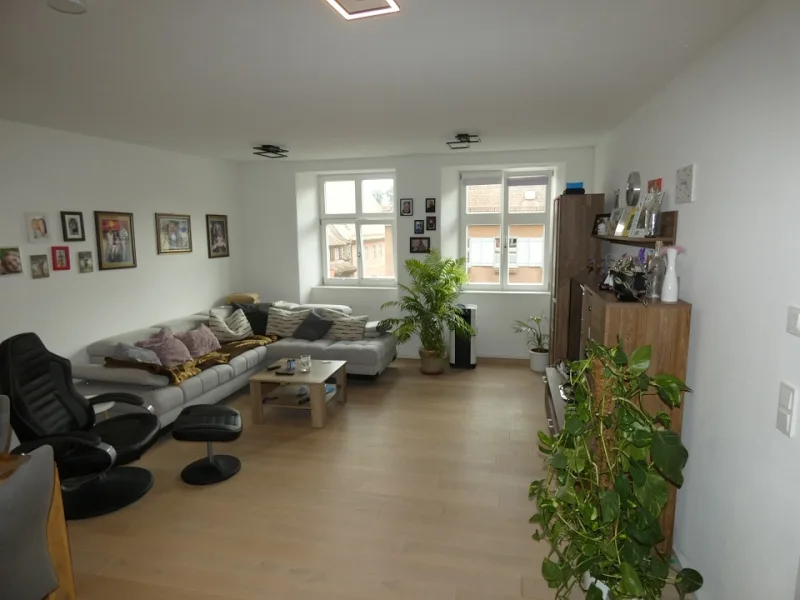 Wohn-Essbereich Ansicht 2 - Wohnung mieten in Dinkelsbühl - Moderne 2,5-Zimmer-Wohnung mit EBK in kernsaniertem Altbau Whg4 - ab 15.März frei