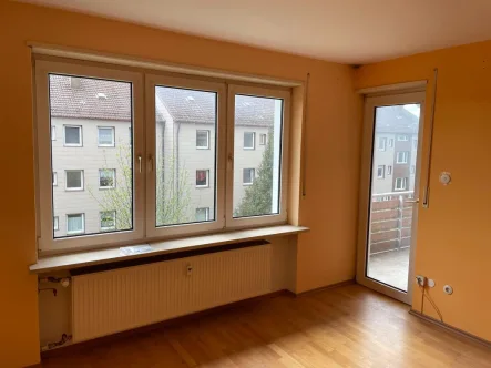 Wohnen - Wohnung kaufen in Königsbrunn - Brück Immobilien - Sonnige 4 Zi.-ETW mit Süd-Loggia zum selbst renovieren