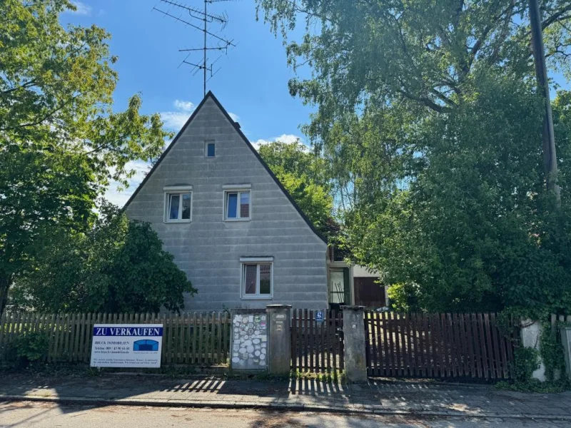 Hausansicht - Grundstück kaufen in Hohenbrunn - Brück Immobilien - Schöner ca. 600 m² großer Baugrund mit Altbestand in ruhiger Lage