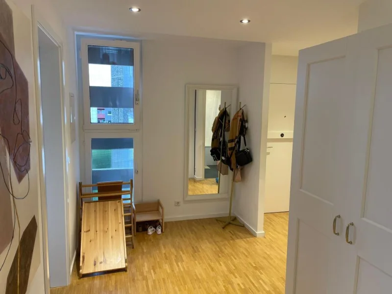 Flur - Wohnung kaufen in Taufkirchen - Brück Immobilien - Vermietete, schöne 3 Zi.-ETW mit West-Loggia und schönem Weitblick