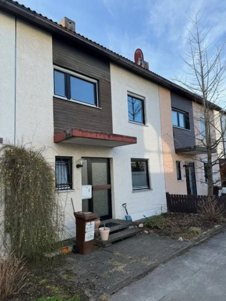 Hausansicht - Haus kaufen in Höhenkirchen-Siegertsbrunn - Brück Immobilien - Gepflegtes, vermietetes 5-Zi.-RMH in ruhiger Lage 