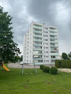 Hausansicht - Wohnung kaufen in Putzbrunn - Brück Immobilien - Geräumige, vermietete 3 Zi.-Eigentumswohnung mit Loggia