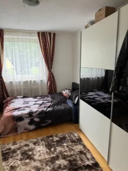 Schlafzimmer - Wohnung kaufen in Putzbrunn - Brück Immobilien - Vermietete, familienfreundliche 3 Zi.-Eigentumswohnung mit Loggia