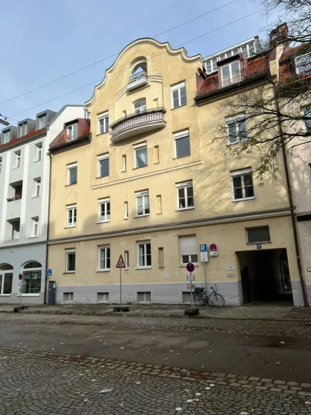 Durchgang Rückgebäude