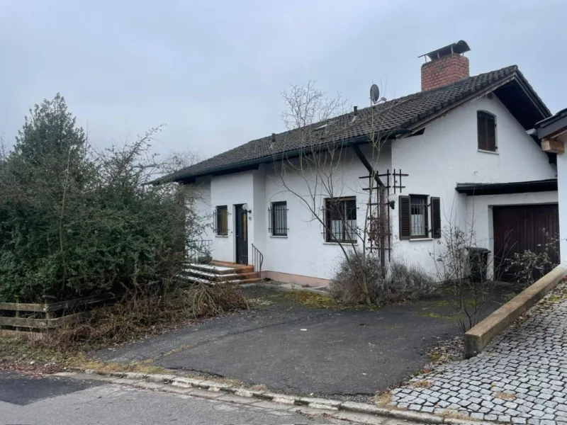 Hausansicht - Haus kaufen in Brannenburg - Brück Immobilien - Herrlicher Bergblick - ruhige Lage - Einfamilienhaus mit 772 m² Grund 