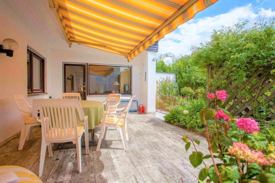 Sonnige Südterrasse. - Haus kaufen in Erlangen - ***Stylisches Gartenhofhaus*** als Reihenbungalow,Ihr Familienschatz in Büchenbach.