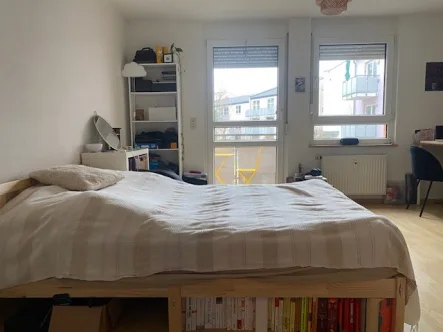 Wohnung - Wohnung mieten in Erlangen - Gepflegtes, großzügiges 1-Zimmer-Apartment mit Single-Küche, Balkon und Kellerabteil 