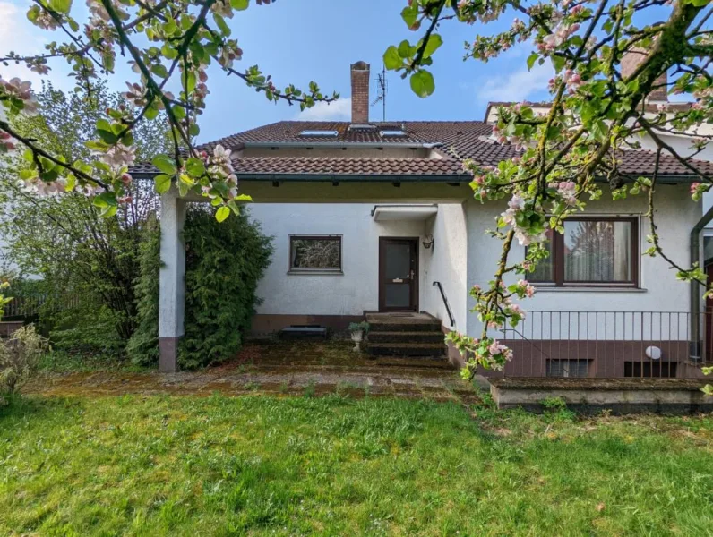 Wohnen und Leben im Grünen. - Haus kaufen in Erlangen - ***Platz für die ganze Familie*** - Großes Reiheneckhaus in idyllischer und ruhiger Wohnlage in Hüttendorf.