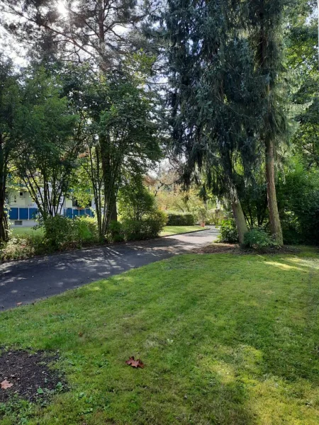 Blick Gartenanlage - Wohnung mieten in Erlangen - RESERVIERT - Wohnen in charmanter ruhiger Lage von Sieglitzhof - renovierte 3-Zimmer-Wohnung