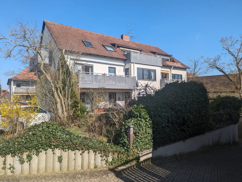 Hausansicht - Wohnung kaufen in Möhrendorf - Frohnatur - Zweizimmerwohnung mit Loggia