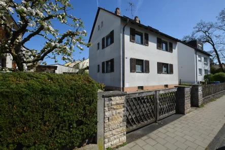 Straßenansicht - Haus kaufen in Erlangen - ***Einfamilienhaus in ruhiger Lage nahe Wiesengrund -mit viel Ausbaupotential***