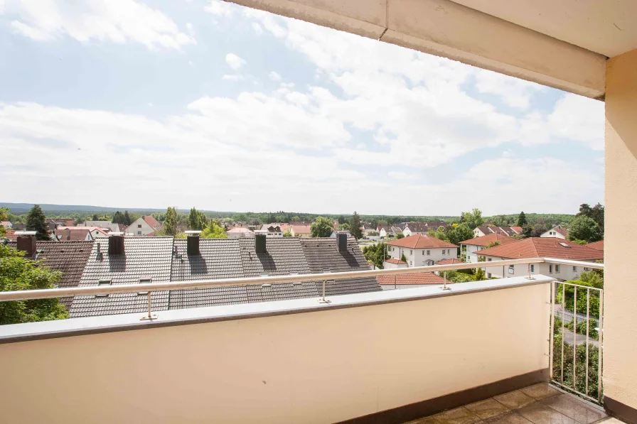 Loggia mit Ausblick - Wohnung kaufen in Uttenreuth - Kleines Glück mit großer Aussicht - Zweizimmerwohnung in ruhiger Lage