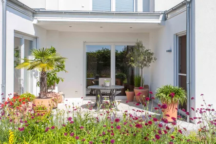 Teilansicht Terrassenbereich - Haus kaufen in Hirschaid - Für die Wenigen, die mehr wollen - Modernes Einfamilienhaus