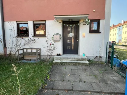 Eingang zum Objekt - Haus kaufen in Bamberg - +++ Reiheneckhaus mit Garten in ruhiger Lage - Bamberg-Gereuth +++