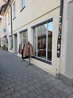 Außenansicht - Laden/Einzelhandel mieten in Erlangen - **Attraktiver Laden in bester Lage an der Friedrichstraße**